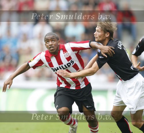 Eindhoven, 23 September 2007 Seizoen 2007/2008 Kompetitewedstrijd PSV-Feyenoord, eindstand 4-0
Jefferson Farfan in duel met Theo Lucius
