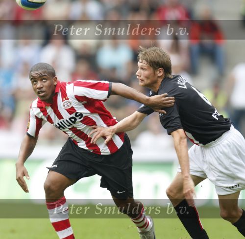 Eindhoven, 23 September 2007 Seizoen 2007/2008 Kompetitewedstrijd PSV-Feyenoord, eindstand 4-0
Jefferson Farfan in duel met Theo Lucius
