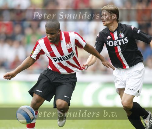 Eindhoven, 23 September 2007 Seizoen 2007/2008 Kompetitewedstrijd PSV-Feyenoord, eindstand 4-0
Jefferson Farfan in duel met Theo Lucius
Shirtje trekken