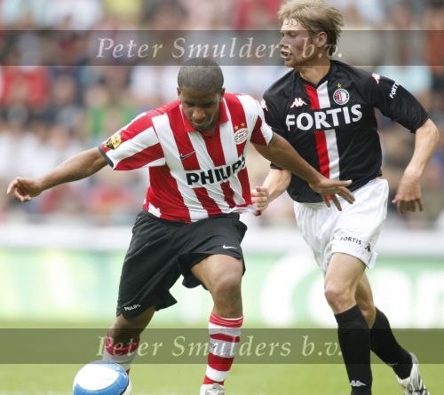 Eindhoven, 23 September 2007 Seizoen 2007/2008 Kompetitewedstrijd PSV-Feyenoord, eindstand 4-0
Jefferson Farfan in duel met Theo Lucius
Shirtje trekken