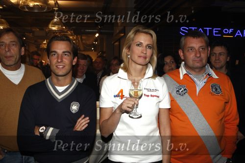 Amsterdam 15 februari 2008
Presentatie parijs dakar heroes legend voor Max4Kids in showroom van state of art
Jeroen Bleekemolen Anouk Smulders en Allard Kalff
Peter Smulders bv