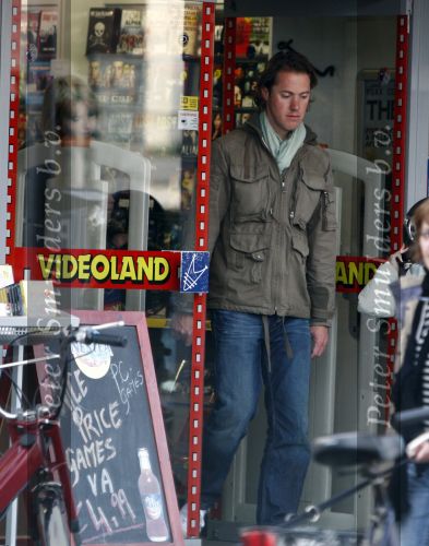 Bussum 1 april 2008
Linda de Mol en Jeroen Rietbergen met Noa en Julian bij de videotheek en daarna op de fiets en de vespa scooter.
Peter Smulders bv