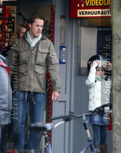 Bussum 1 april 2008
Linda de Mol en Jeroen Rietbergen met Noa en Julian bij de videotheek en daarna op de fiets en de vespa scooter.
Peter Smulders bv