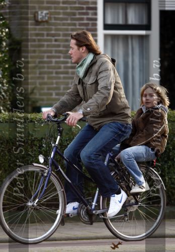 Bussum 1 april 2008
Linda de Mol en Jeroen Rietbergen met Noa en Julian bij de videotheek en daarna op de fiets en de vespa scooter.
Peter Smulders bv