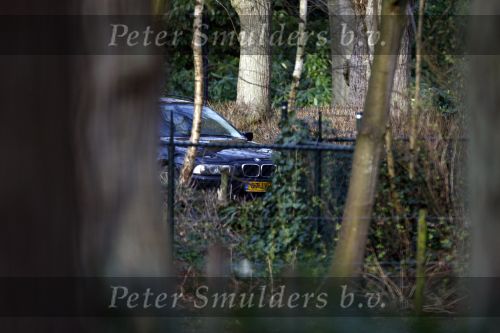 Huizen 3 februari 2008
De auto van Jeroen Rietbergen heeft de hele nacht bij zijn vriendin Linda de Mol binnen het hek gestaan.