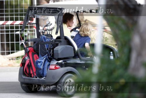 Faro 5 mei 2008
Linda de Mol Julian Noah en Jeroen Rietbergen aan het golfen tijdens hun vakantie op vale do lobo.
Peter Smulders bv