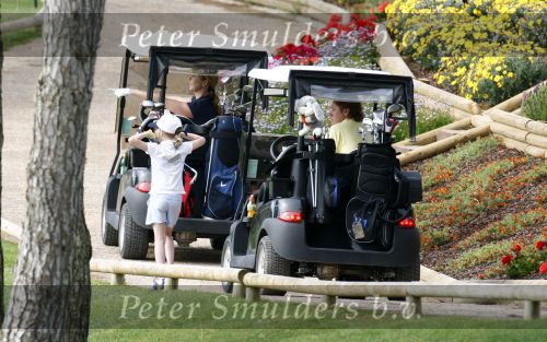 Faro 5 mei 2008
Linda de Mol Julian Noah en Jeroen Rietbergen aan het golfen tijdens hun vakantie op vale do lobo.
Peter Smulders bv