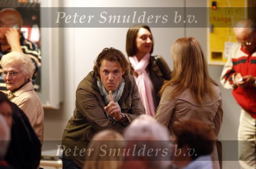 Rotterdam 29 februari 2008
Linda de Mol en 1eroen Rietbergen komen aan op vliegveld Zestienhoven na hun eerste liefdesvakantie in portugal. Buiten stormt/ waait het het.
Peter Smulders bv