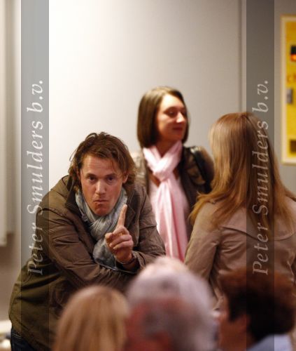 Rotterdam 29 februari 2008
Linda de Mol en 1eroen Rietbergen komen aan op vliegveld Zestienhoven na hun eerste liefdesvakantie in portugal. Buiten stormt/ waait het het.
Peter Smulders bv