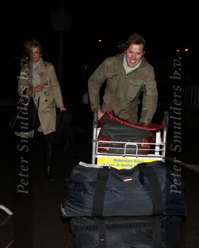 Rotterdam 29 februari 2008
Linda de Mol en 1eroen Rietbergen komen aan op vliegveld Zestienhoven na hun eerste liefdesvakantie in portugal. Buiten stormt/ waait het het.
Peter Smulders bv