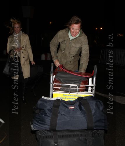Rotterdam 29 februari 2008
Linda de Mol en 1eroen Rietbergen komen aan op vliegveld Zestienhoven na hun eerste liefdesvakantie in portugal. Buiten stormt/ waait het het.
Peter Smulders bv