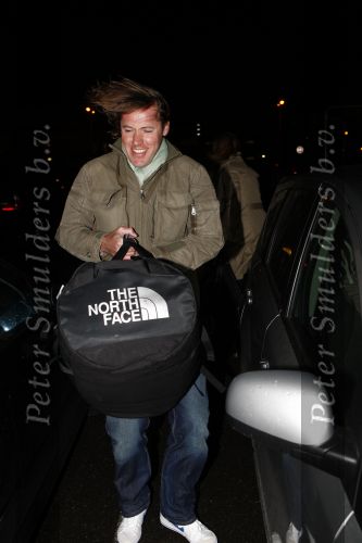 Rotterdam 29 februari 2008
Linda de Mol en 1eroen Rietbergen komen aan op vliegveld Zestienhoven na hun eerste liefdesvakantie in portugal. Buiten stormt/ waait het het.
Peter Smulders bv