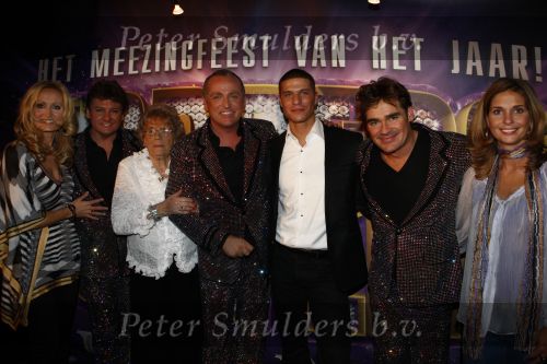Hilversum 1 februari 2009
De toppers Gordon Rene Froger en Jeroen v d Boom tijdens het nationale songfestival in studio 22.
Gordon met moeder en vriend Sander, Rene met Natasja en Jeroen met Danie
Peter Smulders bv