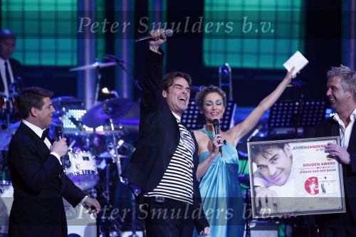 Hilversum 1 maart 2008
Finale van idols in studio 22 . Martijn Krabbe en Wendy v Dijk presenteren het programma. Uiteindelijk wint Nikki van Nathalie. Jeroen v d Boom met gouden cd
Peter Smulders bv