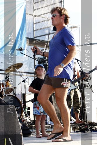 Curacao 31 december 2008
Sound check Jeroen v d Boom op Mambo Beach voor oudjaarsconcert. Jeroen met zijn zoon Daan
Peter Smulders bv