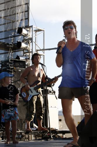 Curacao 31 december 2008
Sound check Jeroen v d Boom op Mambo Beach voor oudjaarsconcert. Jeroen met zijn zoon Daan
Peter Smulders bv