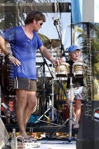 Curacao 31 december 2008
Sound check Jeroen v d Boom op Mambo Beach voor oudjaarsconcert. Jeroen met zijn zoon Daan
Peter Smulders bv