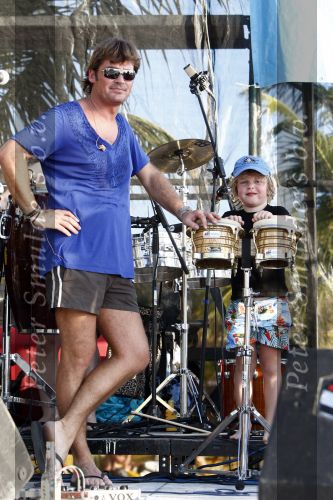Curacao 31 december 2008
Sound check Jeroen v d Boom op Mambo Beach voor oudjaarsconcert. Jeroen met zijn zoon Daan
Peter Smulders bv