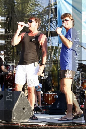 Curacao 31 december 2008
Sound check Jeroen v d Boom op Mambo Beach voor oudjaarsconcert. Jeroen met Geard Joling op het podium
Peter Smulders bv