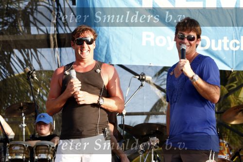 Curacao 31 december 2008
Sound check Jeroen v d Boom op Mambo Beach voor oudjaarsconcert. Jeroen met Geard Joling op het podium
Peter Smulders bv