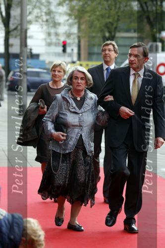 Utrecht 28 april 2009
Pieter v Vollenhoven viert zijn 70e verjaardag in het Beatrix theater in Utrecht. Jeroen v d Veer met vrouw
Peter Smulders bv