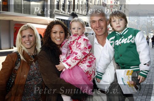 Amsterdam 21 maart 2009
Premiere Monsters vs Aliens in Tuschinski. Jessica Mendels met zus en vader en nichtje
Peter Smulders bv