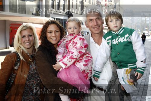 Amsterdam 21 maart 2009
Premiere Monsters vs Aliens in Tuschinski. Jessica Mendels met zus en vader en nichtje
Peter Smulders bv