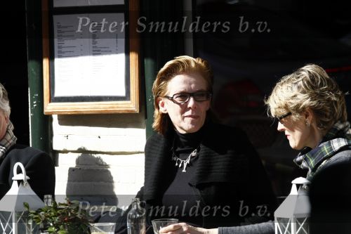 Amsterdam 20 mmart 2009
Jette v d Meij op terras met een vriendin op de pc hooftstraat.
Peter Smulders bv