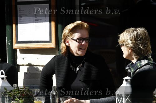 Amsterdam 20 mmart 2009
Jette v d Meij op terras met een vriendin op de pc hooftstraat.
Peter Smulders bv