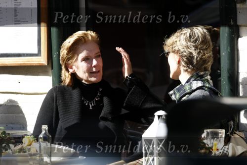 Amsterdam 20 mmart 2009
Jette v d Meij op terras met een vriendin op de pc hooftstraat.
Peter Smulders bv