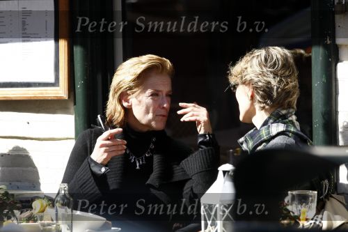 Amsterdam 20 mmart 2009
Jette v d Meij op terras met een vriendin op de pc hooftstraat.
Peter Smulders bv