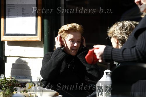 Amsterdam 20 mmart 2009
Jette v d Meij op terras met een vriendin op de pc hooftstraat.
Peter Smulders bv