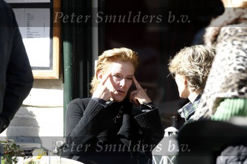 Amsterdam 20 mmart 2009
Jette v d Meij op terras met een vriendin op de pc hooftstraat.
Peter Smulders bv