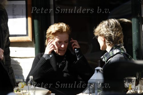 Amsterdam 20 mmart 2009
Jette v d Meij op terras met een vriendin op de pc hooftstraat.
Peter Smulders bv