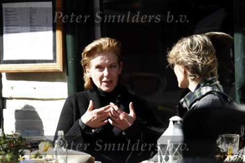 Amsterdam 20 mmart 2009
Jette v d Meij op terras met een vriendin op de pc hooftstraat.
Peter Smulders bv