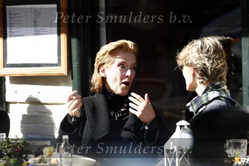 Amsterdam 20 mmart 2009
Jette v d Meij op terras met een vriendin op de pc hooftstraat.
Peter Smulders bv