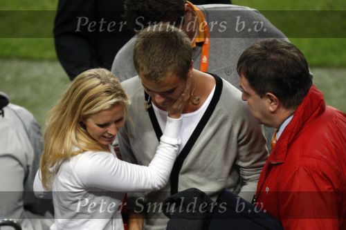 Amsterdam 8 september 2007
kwalificatieduel voor EK tussen Nederland en Bulgarije in de amsterdam arena. Nederland wint met 2-0. Jim Bakkum zong het volklied en wordt daarna opgevangen door zijn vriendin Bettina Holwerda