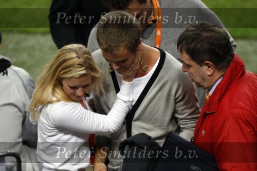 Amsterdam 8 september 2007
kwalificatieduel voor EK tussen Nederland en Bulgarije in de amsterdam arena. Nederland wint met 2-0. Jim Bakkum zong het volklied en wordt daarna opgevangen door zijn vriendin Bettina Holwerda
