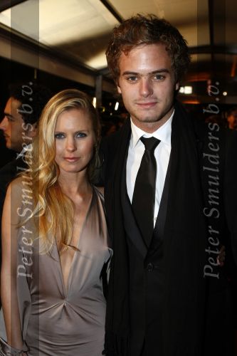 Amsterdam 17 maart 2008
Premiere Zomerhitte in Tuschinski. Bettina Holwerda kussend met Jim Bakkum
Peter Smulders bv