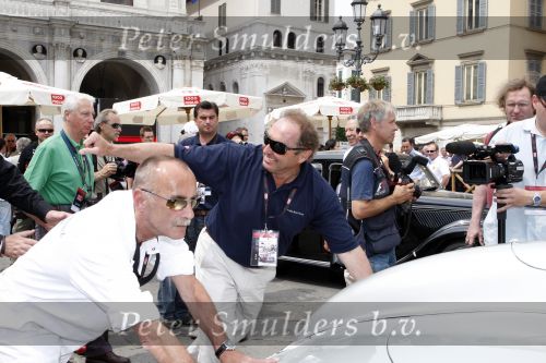 Brescia 15 mei 2008
Start van de Mille Miglia in Brescia. State of art rijdt met 2 porsches mee. 
Jochen Mass