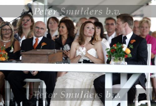 Leiden 23 augustus 2008
De dochter van Phil Collins Joeley Joely Collins trouwt met haar Nederlandse man Stefan Buitelaar. Na het huwelijk gaan ze met boot varen.