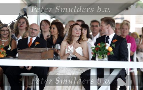 Leiden 23 augustus 2008
De dochter van Phil Collins Joeley Joely Collins trouwt met haar Nederlandse man Stefan Buitelaar. Na het huwelijk gaan ze met boot varen.