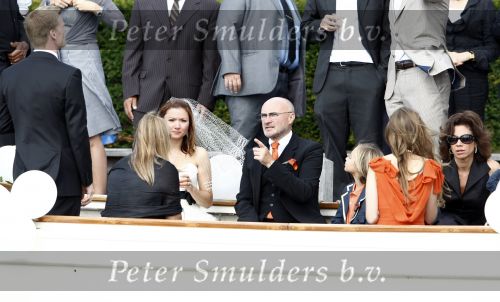 Leiden 23 augustus 2008
De dochter van Phil Collins Joeley Joely Collins trouwt met haar Nederlandse man Stefan Buitelaar. Na het huwelijk gaan ze met boot varen.