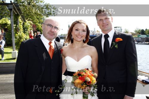 Leiden 23 augustus 2008
De dochter van Phil Collins Joeley Joely Collins trouwt met haar Nederlandse man Stefan Buitelaar. Na het huwelijk gaan ze met boot varen.