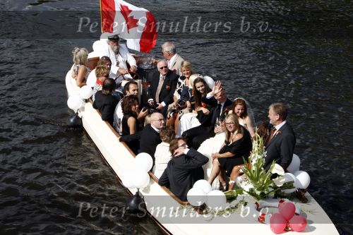 Leiden 23 augustus 2008
De dochter van Phil Collins Joeley Joely Collins trouwt met haar Nederlandse man Stefan Buitelaar. Na het huwelijk gaan ze met boot varen.