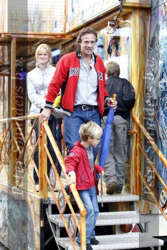 Blaricum 20 augustus  2008
Joep Sertons met zijn zoontje op de kermis.
