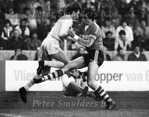 1979 Huub Stevens in duel met Johan Cruyff
