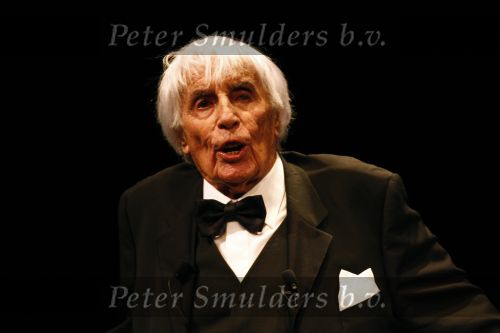 Amersfoort 16 februari 2008
Johan Heesters (104 jaar oud) treedt op in de Flint in Amersfoort. Zijn vrouw Simone Heesters praat alles aan elkaar.
Peter Smulders bv