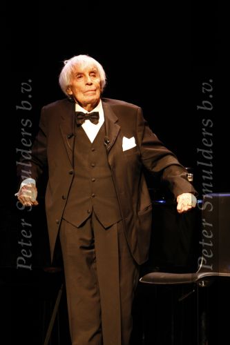 Amersfoort 16 februari 2008
Johan Heesters (104 jaar oud) treedt op in de Flint in Amersfoort. Zijn vrouw Simone Heesters praat alles aan elkaar.
Peter Smulders bv