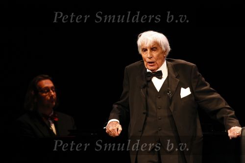 Amersfoort 16 februari 2008
Johan Heesters (104 jaar oud) treedt op in de Flint in Amersfoort. Zijn vrouw Simone Heesters praat alles aan elkaar.
Peter Smulders bv